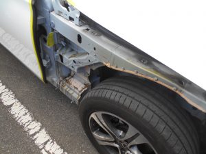 ﾒﾙｾﾃﾞｽﾍﾞﾝﾂE250W213右ﾌﾛﾝﾄ部修理 | 姫路市｜外車の板金・塗装、自動車 