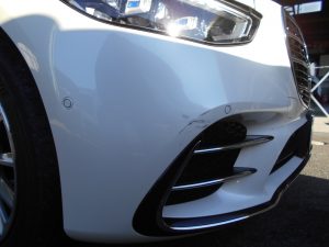 メルセデスベンツＳ５００Ｗ２２３フロントバンパー傷補修