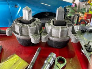 ＢＭＷ５２３Ｄツーリングエンジンマウント交換