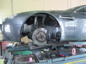 アストンマーティンＶ８ヴァンテージロードスタードアストッパー交換