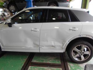 アウディＱ２左側面事故修理