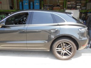 ポルシェマカン左後部板金塗装