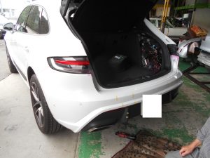 ポルシェマカンリアバンパー交換