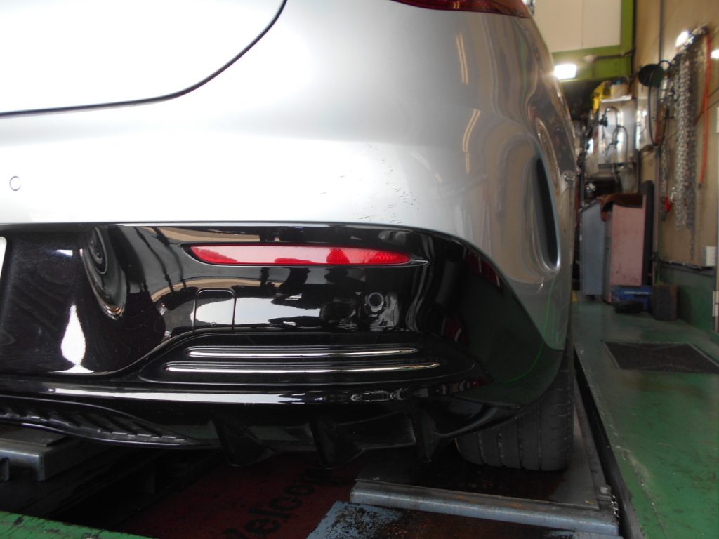 メルセデスベンツＥＱＥ３５０リアバンパー傷修理