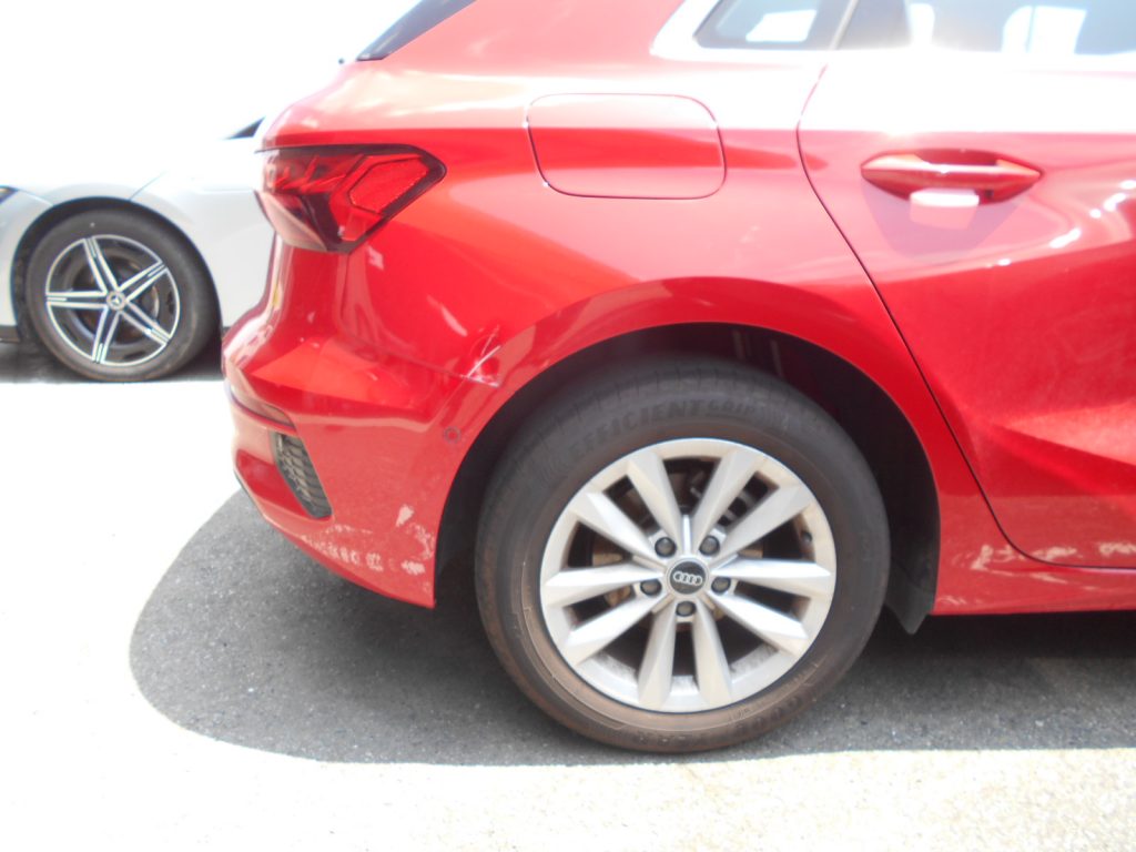 アウディＡ３右フロントフェンダー&右クォーターパネル板金塗装