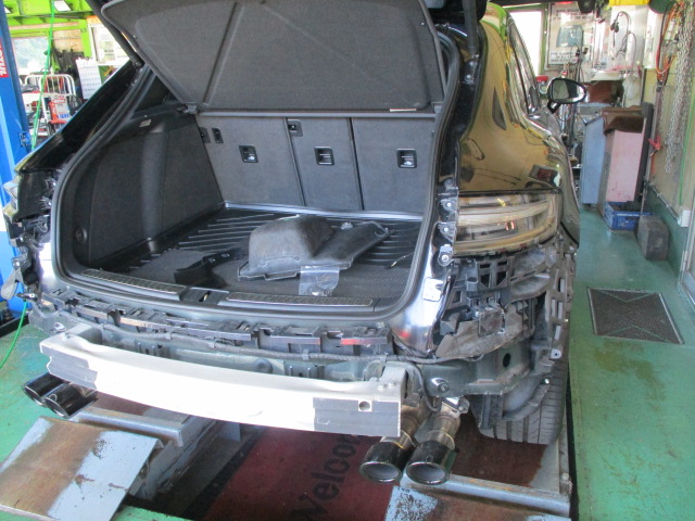 ポルシェカイエンＧＴＳリアバンパー修理