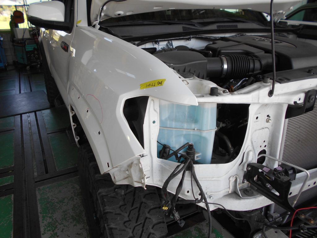 トヨタ タコマ フロント部事故修理